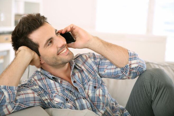 Осећајући узбуђење, мушкарац ће дуго разговарати са женом телефоном